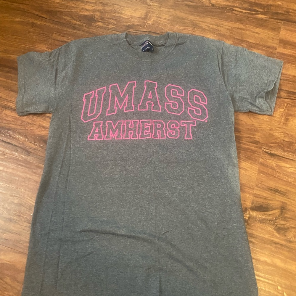 Womens UMASS Amherst t-shirt